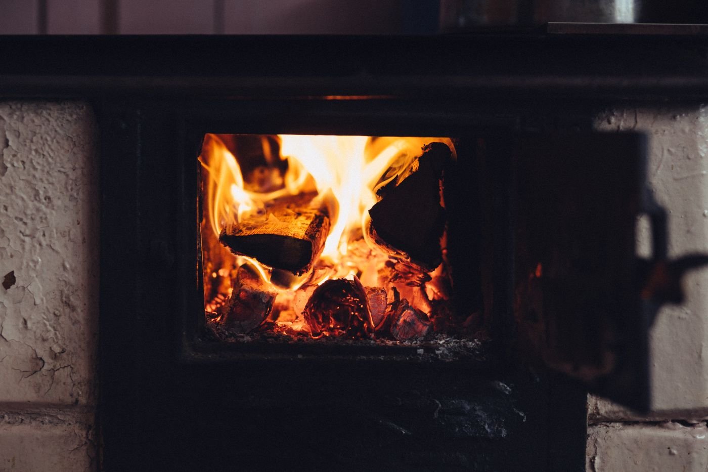Poêle fermé, insert ou cheminée ouverte : quel combustible pour quel foyer ?